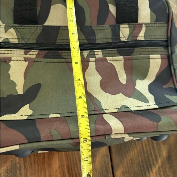 Rockland Camo travel bag. 3 zippered pockets flap to slide on luggage handle - Picture 7 of 12
